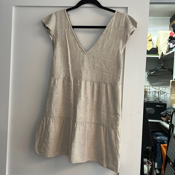 Abercrombie & Fitch Dresses & Skirts - Abercrombie beige linen v neck dress size small